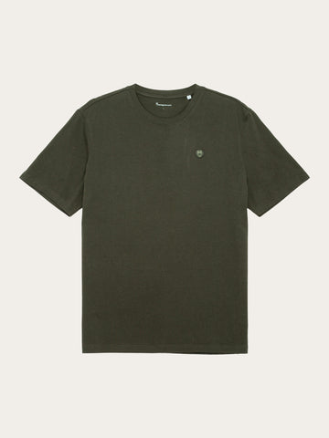 KnowledgeCotton Apparel - MEN Regular fit Badge t-shirt T-shirts 1090 Forest Night