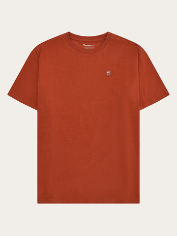 KnowledgeCotton Apparel - MEN Regular fit Badge t-shirt T-shirts 1488 Burnt Brick
